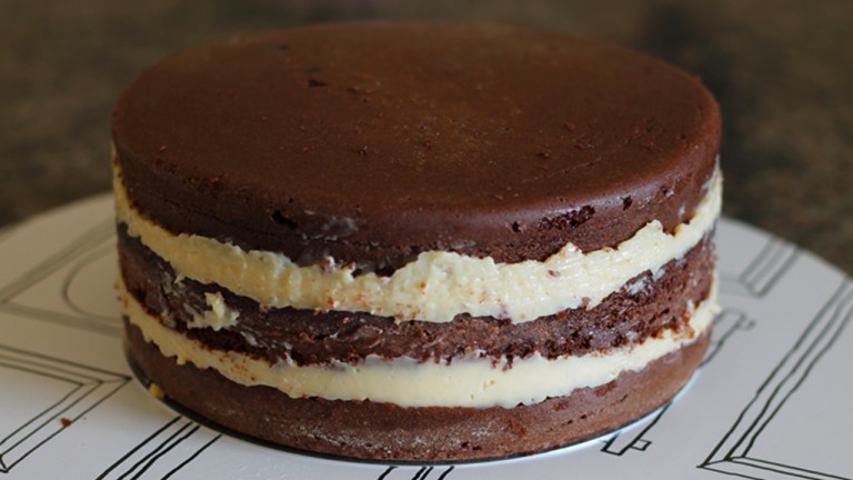 Bolo de chocolate profissional com massa especial para aniversário