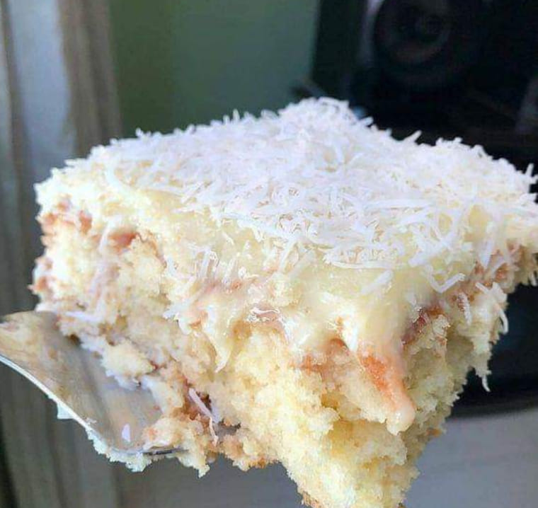 Bolo de coco gelado e molhadinho