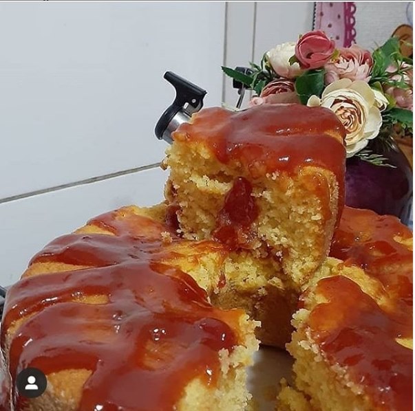 Bolo de fubá com goiabada caseiro delicioso