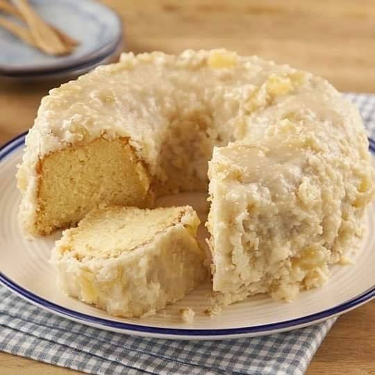 Bolo de limão com cocada de abacaxi