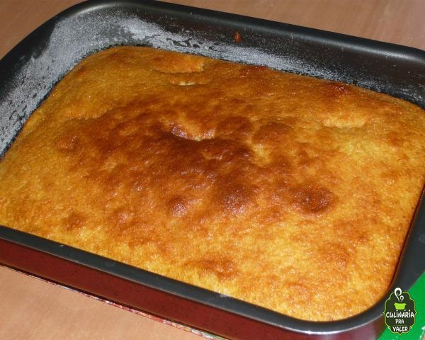 Bolo de milho cremoso com leite condensado e queijo ralado