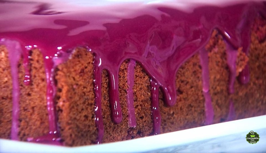 Bolo de vinho com calda de uva caseiro delicioso