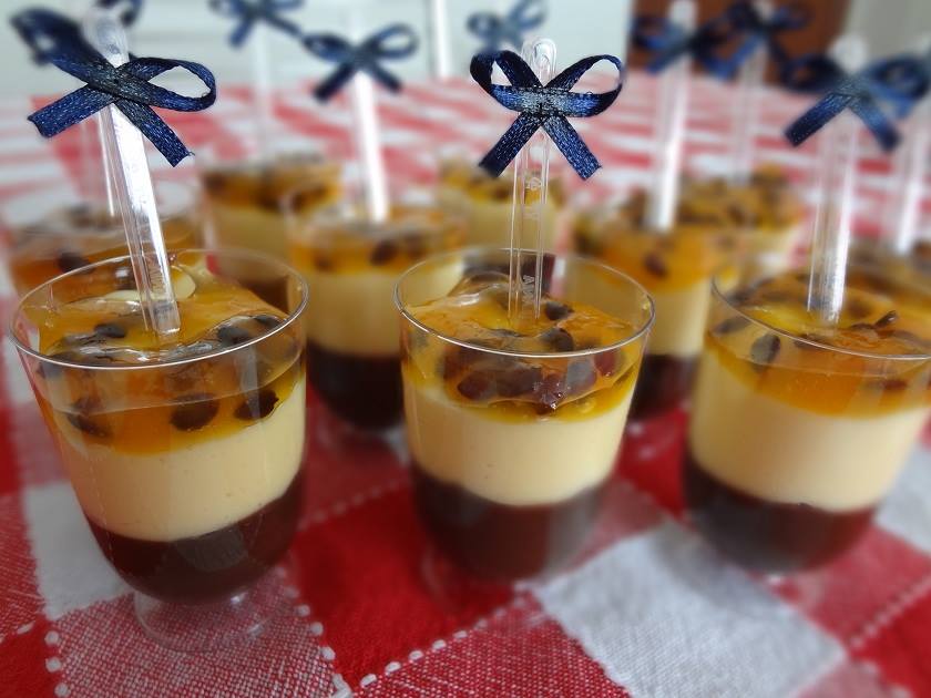 Brigadeiro de copinho com mousse de maracujá para deixar sua festa ainda mais linda além de muito saborosa também