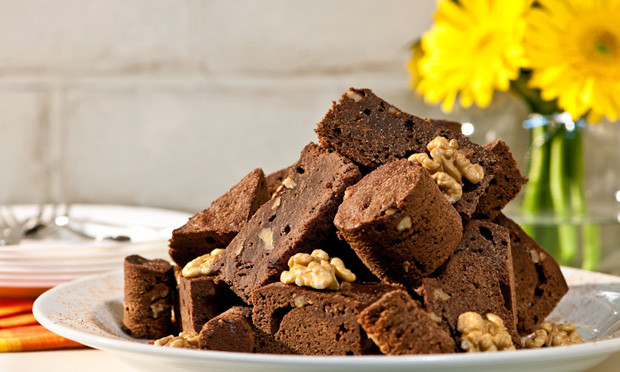 Brownie de chocolate e nozes caseira e super fácil de preparar