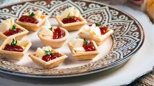 Canapé de parmesão com tomate e ricota fofos e deliciosos