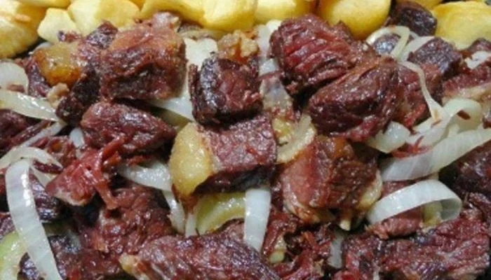 Carne acebolada com mandioca frita um incrível petisco para dar um toque no bate papo