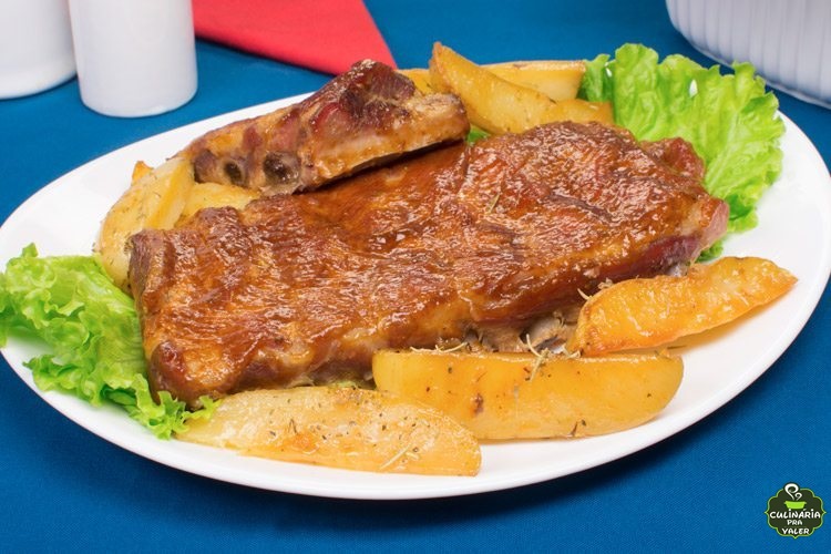 Costelinha suína ao molho barbecue com batata uma explosão de sabor