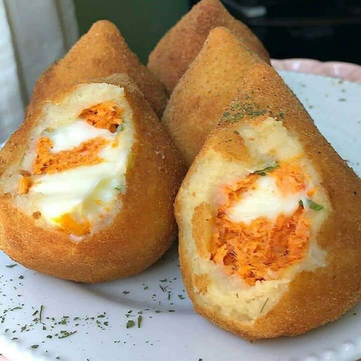 Coxinha crocante por fora e cremosa por dentro