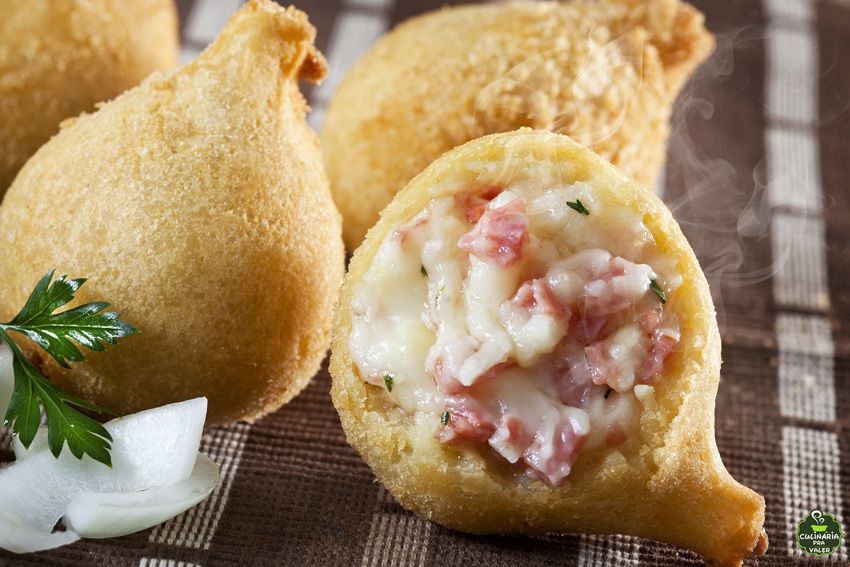 Coxinha de calabresa com catupiry de dar água na boca e lamber os beiços