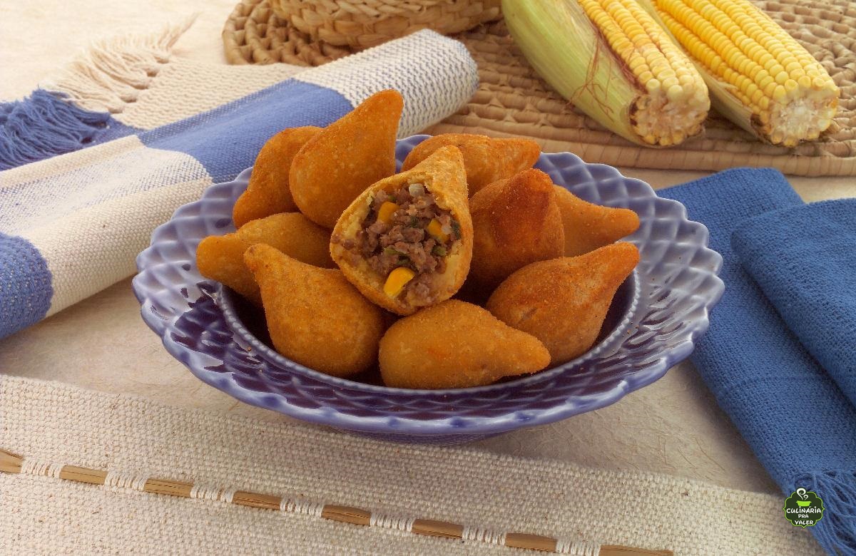 Coxinha de carne com milho crocante