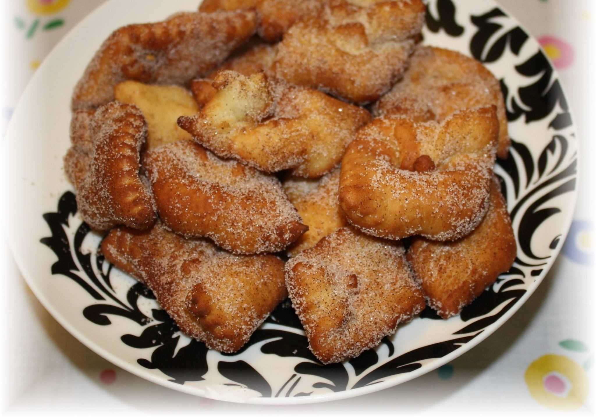 Crostoli a famosa e deliciosa cueca virada perfeito com um cafezinho pretinho