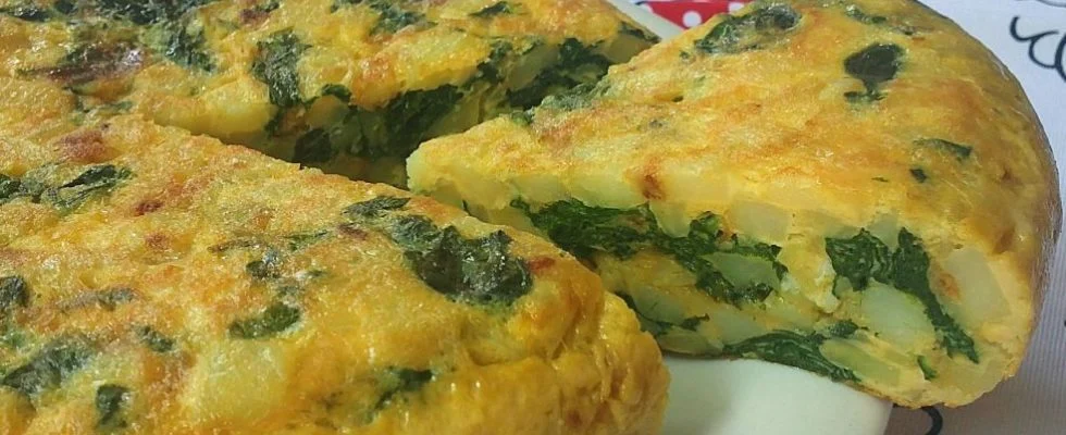 Frigideira de batata com espinafre para uma refeição deliciosa e rápida