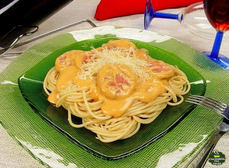 Macarrão ao molho rosé com linguiça sensacional