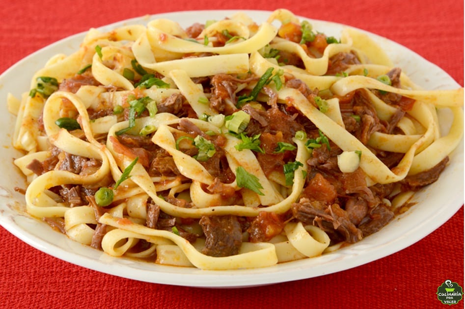 Macarrão talharim com carne excelente pedida para aquele almoço rápido