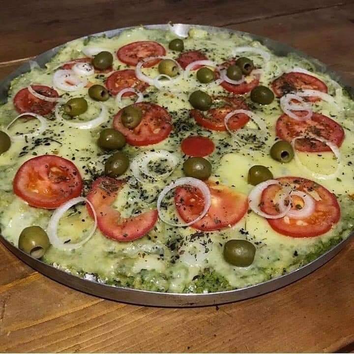 Massa de brócolis com couve flor saindo uma pizza deliciosa e super saudável em 3 2 1