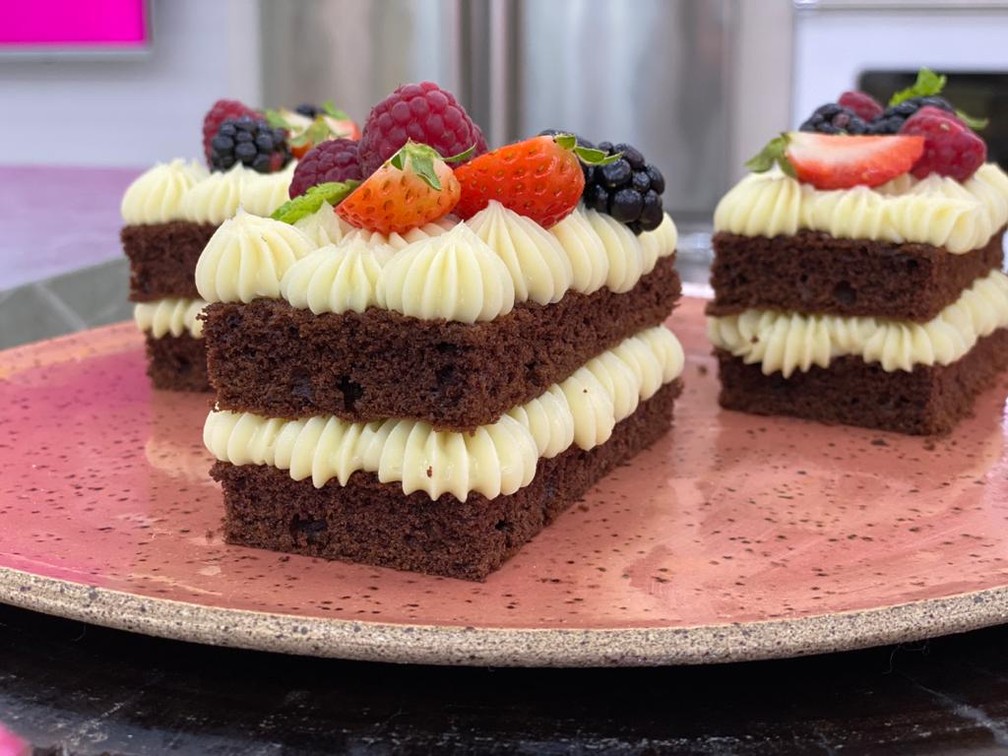 Minibolo de chocolate com recheio de creme de leite em pó de dar água na boca