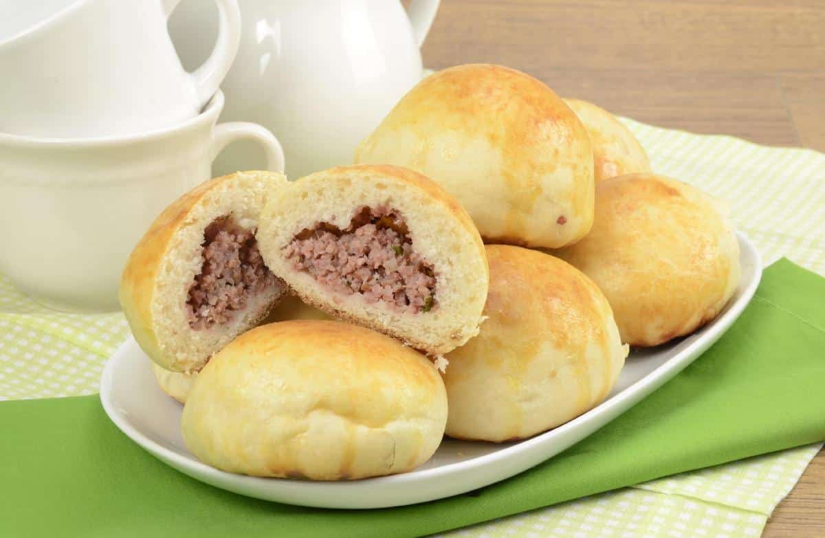 Pão caseiro de cebola com recheio cheio de linguiça para matar seu desejo