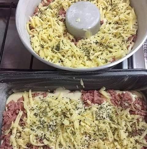 Pão caseiro recheado com calabresa e queijo muito bom