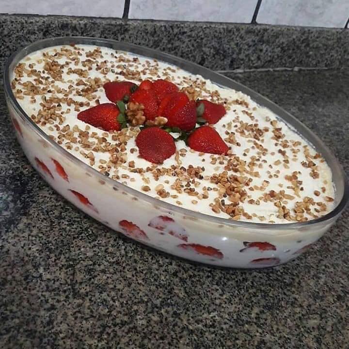 Pavê de morango na travessa fica um espetáculo