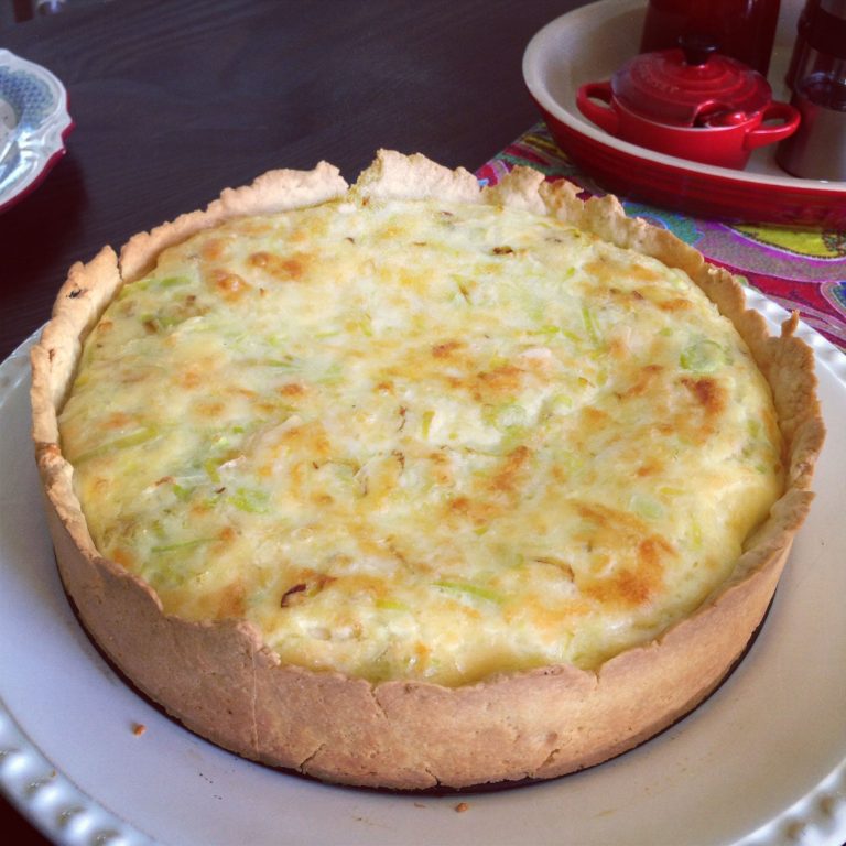 Quiche de frango com alho poró que pode ser grande ou porções individuais