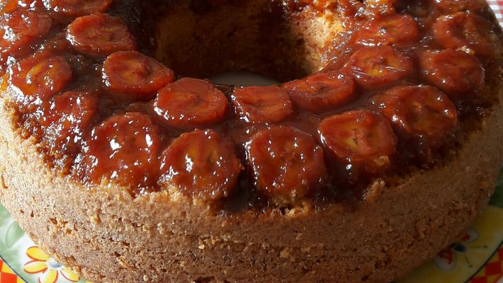 Receita de bolo de iogurte com banana caramelizada fantástica