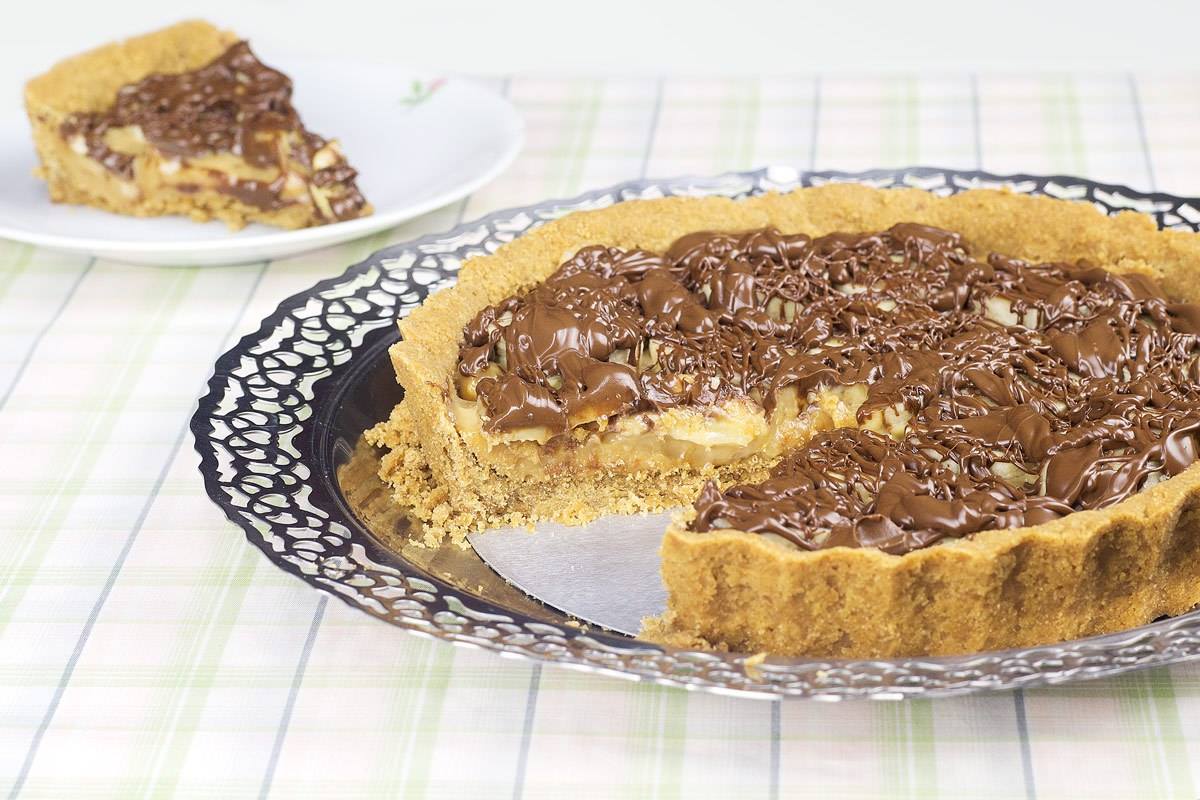 Receita de torta de banana e doce de leite com cobertura de chocolate um escândalo