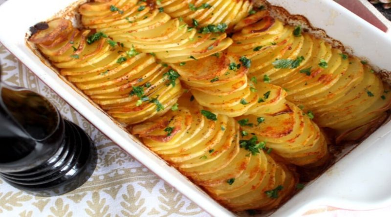 Receita fácil e deliciosa de fazer de batata de forno laminada