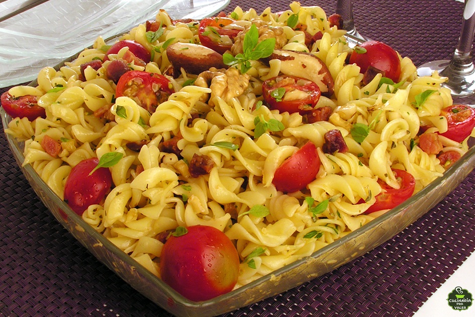 Salada crocante de macarrão simples e divina