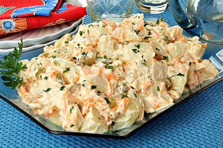 Salada de batata com maionese fica incrível de gostosa