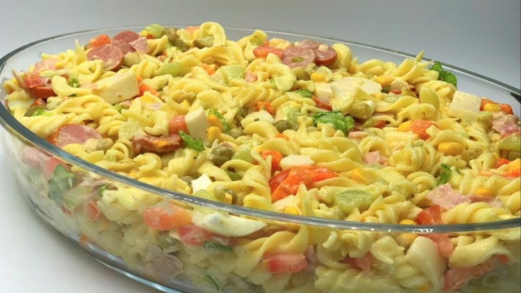 Salada fria de macarrão com camarões do jeito que agrada todo paladar