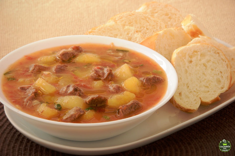 Sopa de mandioca com carne cremosa quentinha para aquecer o friozinho