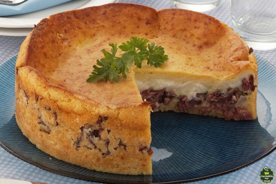 Torta de mandioca e carne seca prática e deliciosa