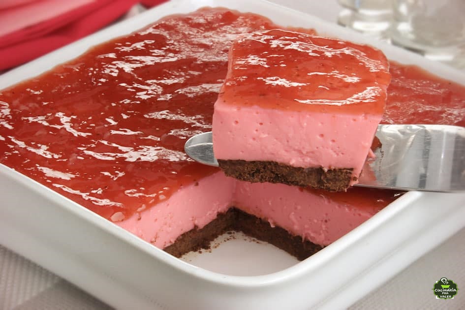 Torta mousse de morango na travessa sensacional e impossível de resistir