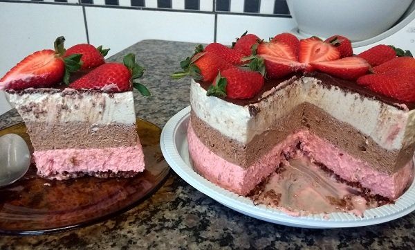 Torta mousse napolitana caseira muito gostosa