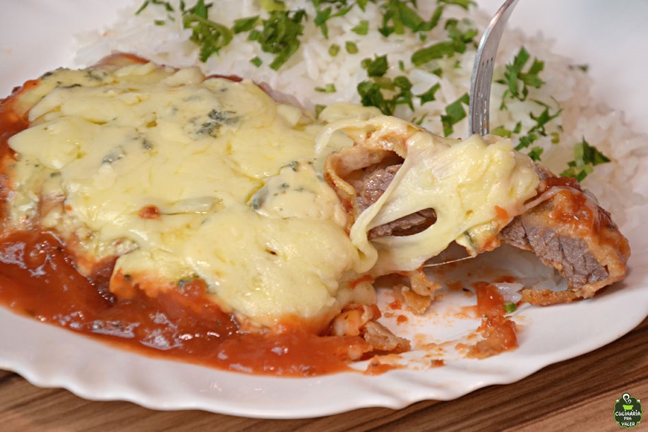 Bife à parmegiana com mix de queijos pra deixar qualquer refeição bem mais saborosa