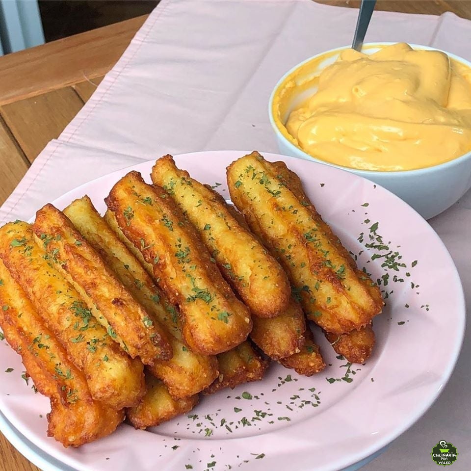 Churros de batata com molho de queijo maravilhoso