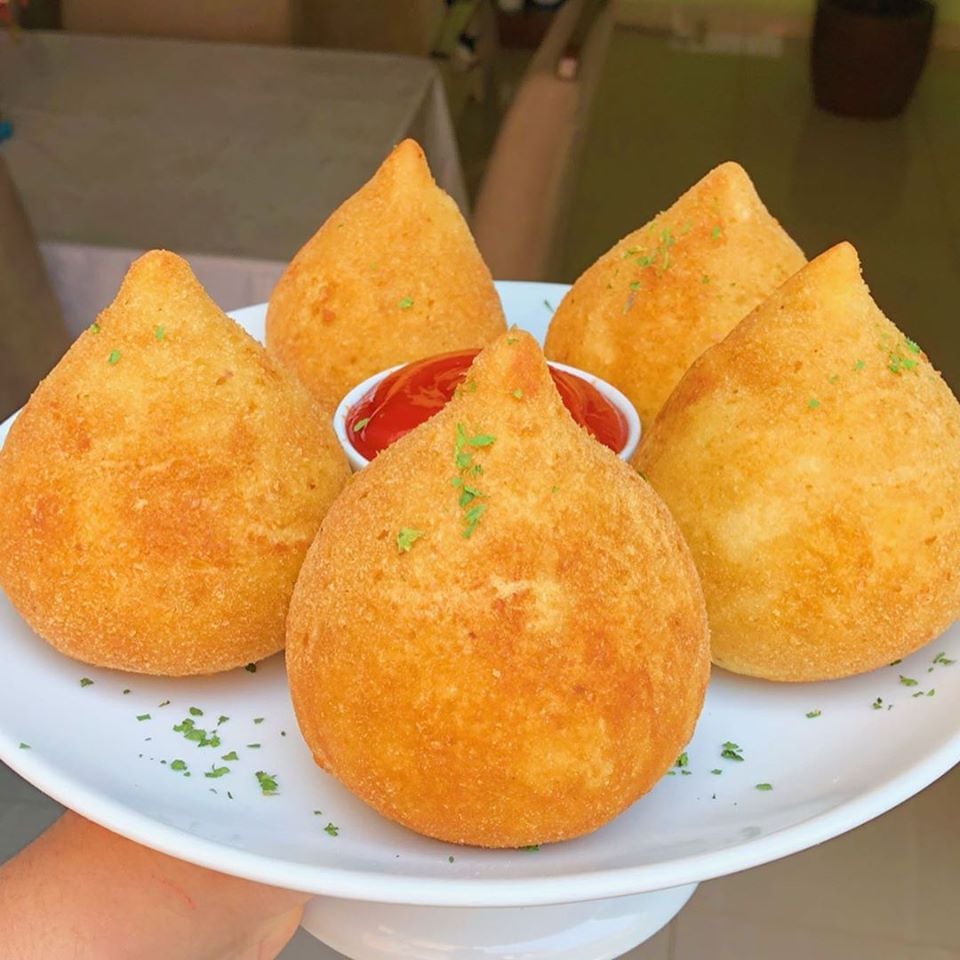 Coxinha de frango recheada com catupiry sensacional