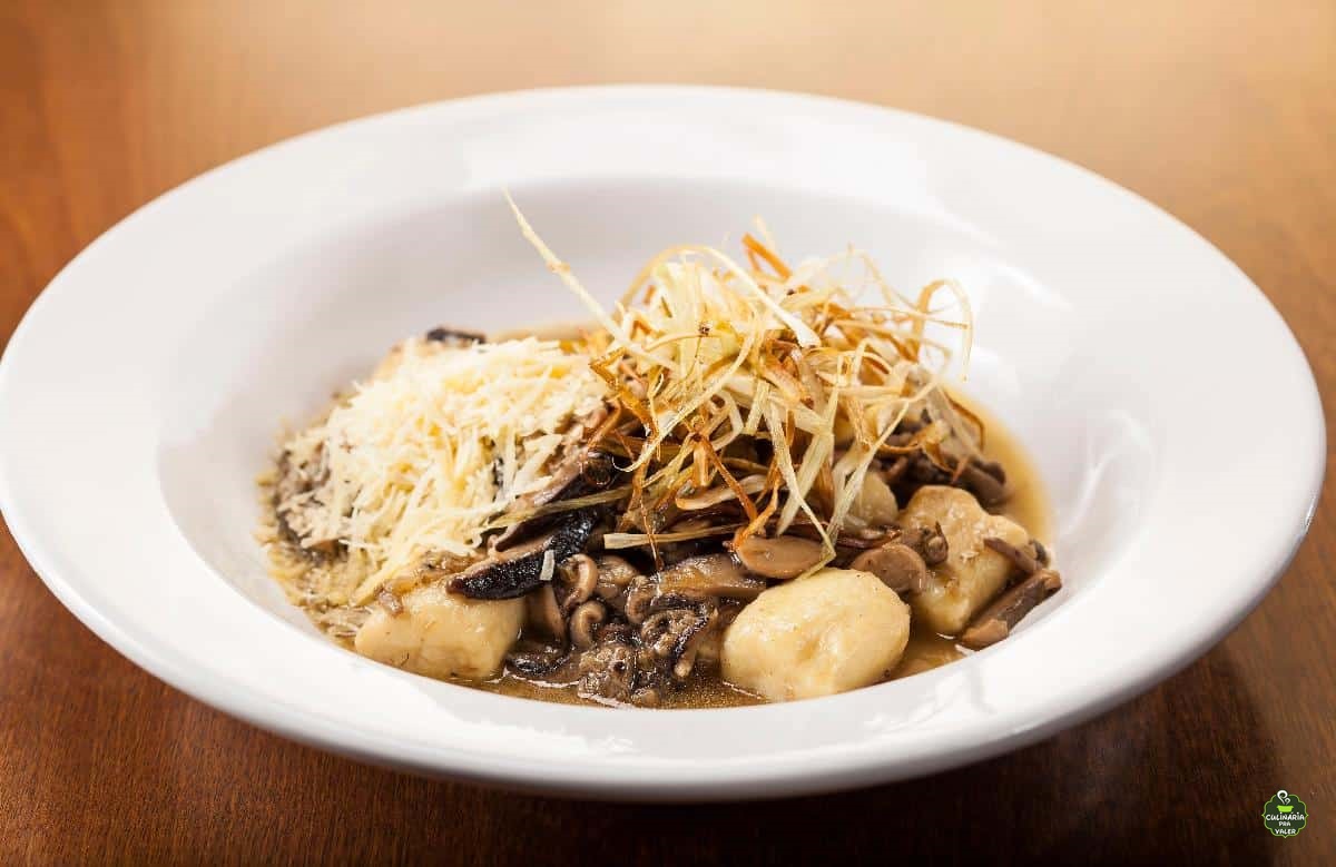 Gnocchi com ragu de cogumelos e crispy de alho poró fantástico