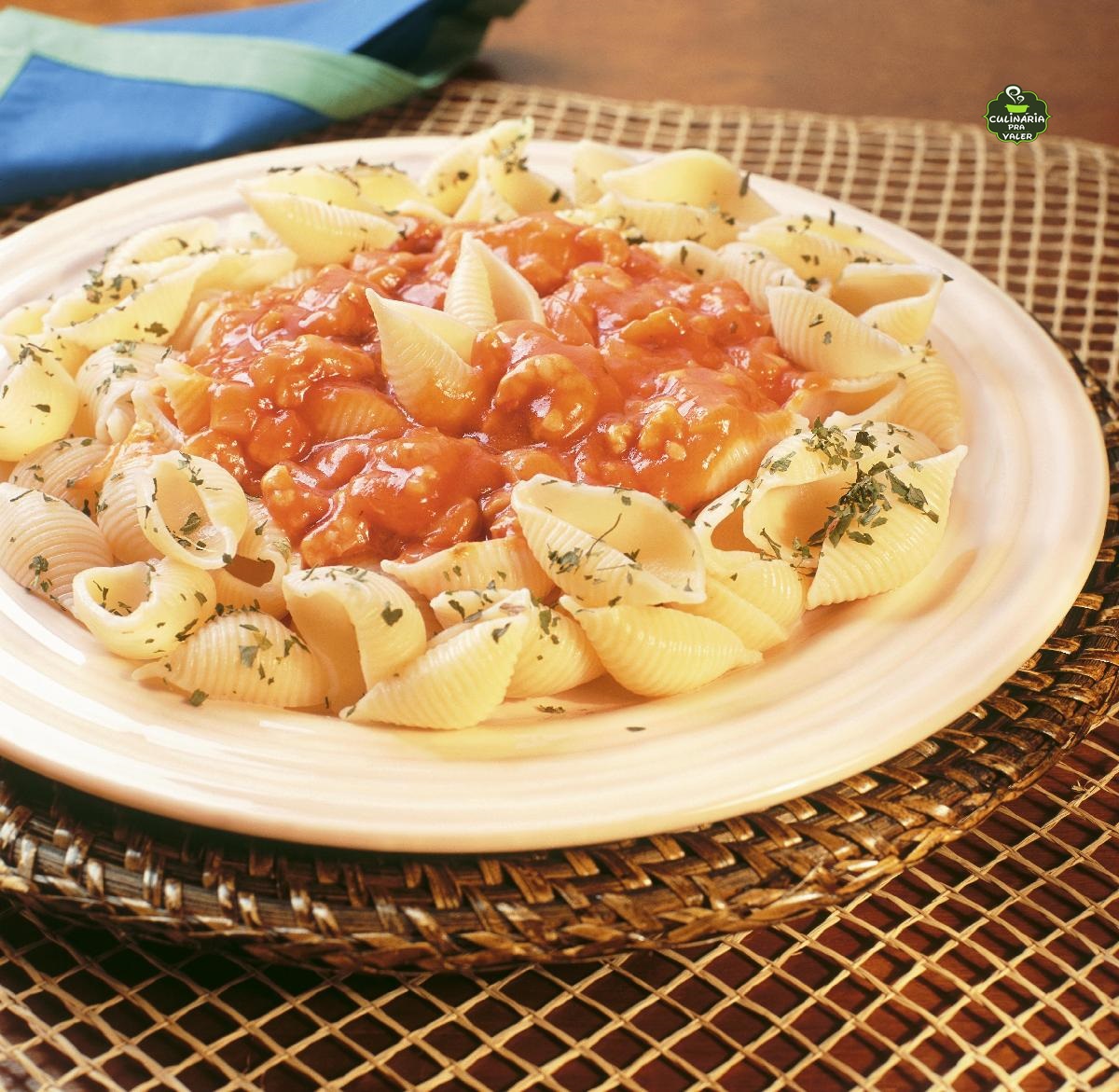 Macarrão ao molho de camarão cremoso simples e fácil