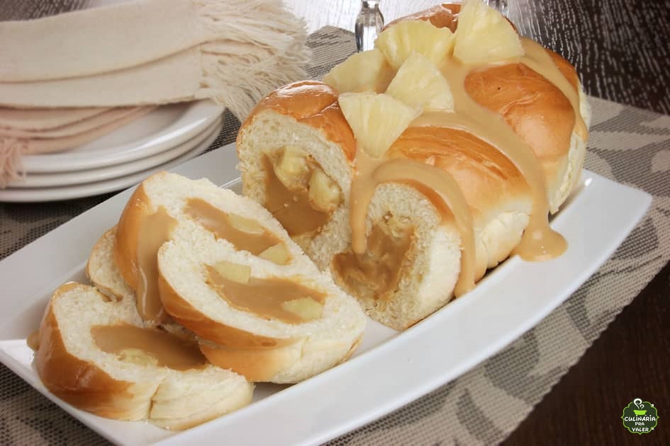 Pão trançado de abacaxi com doce de leite fácil