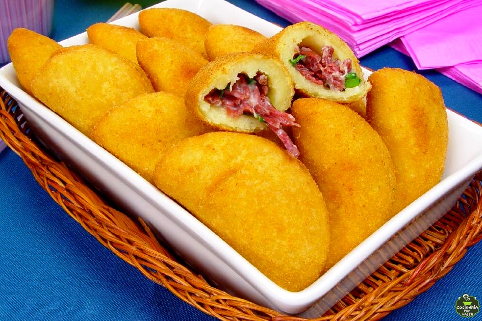 Rissole de mandioquinha com carne seca crocante