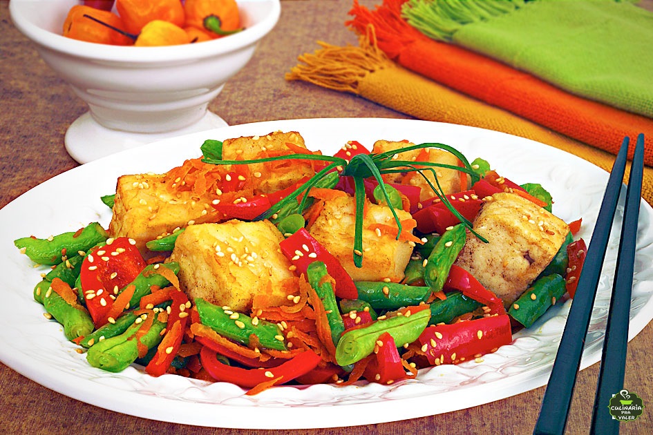 Tofu oriental com vegetais simplesmente maravilhoso