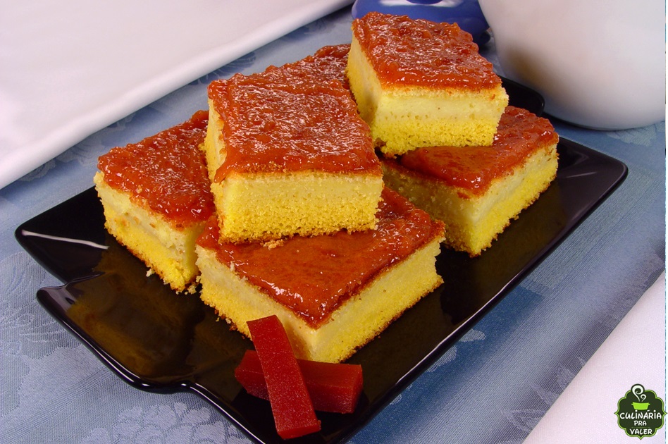 Bolo de fubá cremoso com calda de goiabada