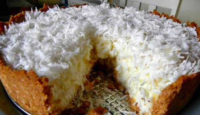 Torta gelada de coco dos deuses uma delícia