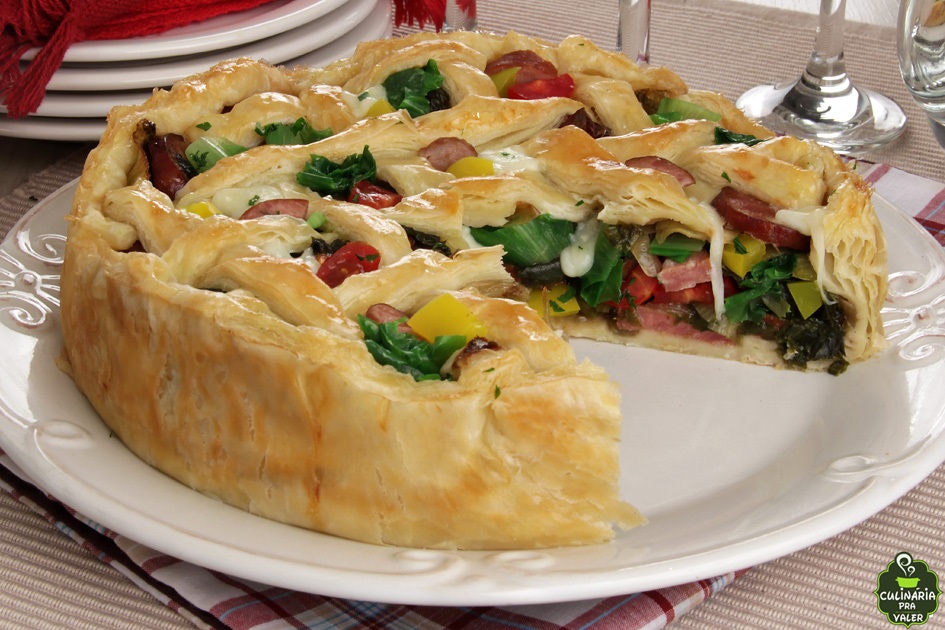 Torta folhada de calabresa e escarola uma delícia