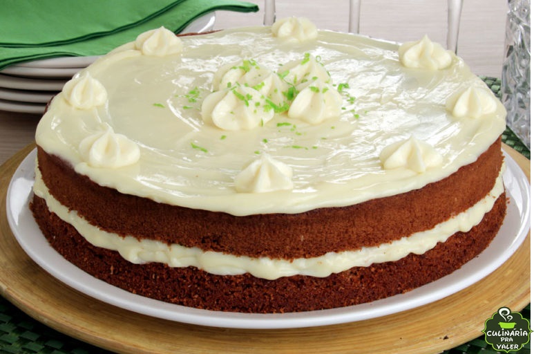 Bolo de chocolate com mousse de limão uma delícia