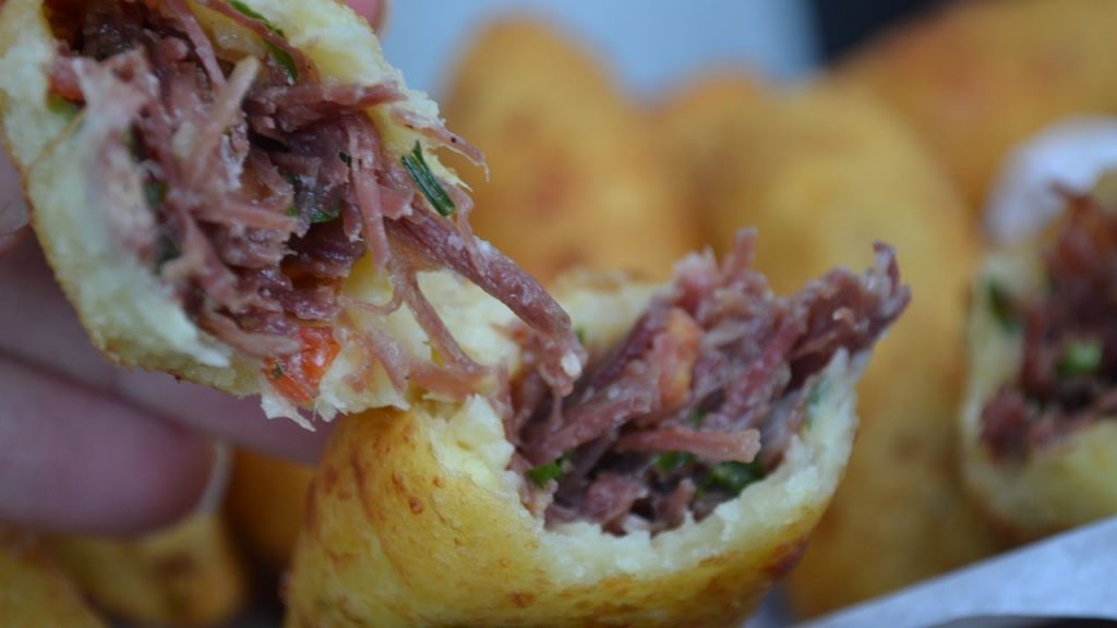 Bolinho de mandioca com carne seca uma delícia