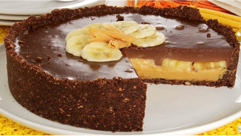 Torta de banana com doce de leite e chocolate