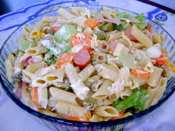 Salada de macarrão colorida