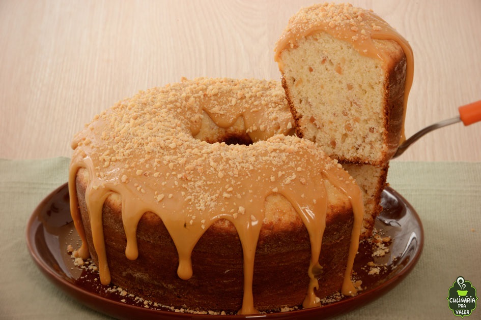 Bolo fofo de paçoca com doce de leite